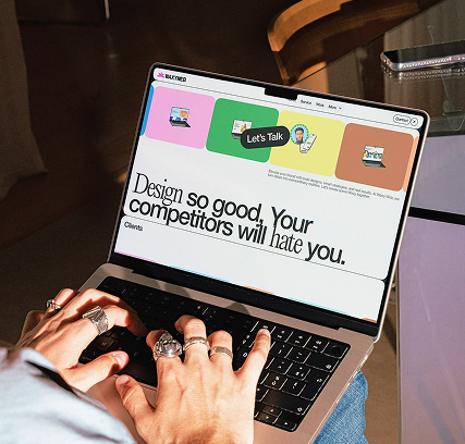 Ordinateur portable présentant une interface graphique