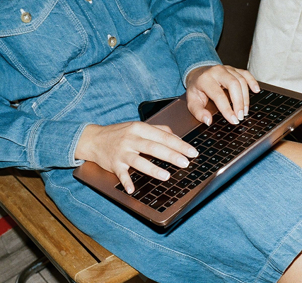 Personne travaillant sur un ordinateur portable